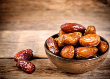 مقطع مقزز لطريقة عجن التمر.. وتحذير من شراؤه