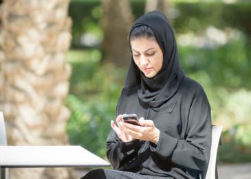 فتاة كويتية تغرم ب 10 الآف دولار بسبب واتساب!