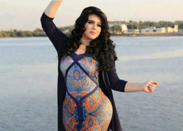 بالفيديو.. فنانة عربية تظهر بالبيجاما!