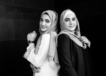 روان وسوزان السعدي .. شقيقتان توأم حولتا الملابس لمحافظة لصيحة رائجة
