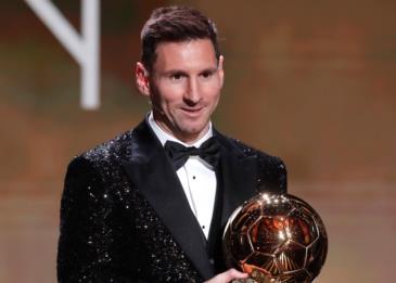 ميسي يُتوّج بالكرة الذهبية للمرة السابعة في تاريخه