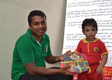 الأطفال الإماراتيون يوزعون هدايا العيد على العمال أصحاب الياقات الزرقاء
