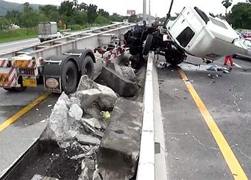 بالفيديو: غفوة سائق تتسبب في موته بحادث مروع!