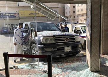 اضغط لمشاهدة الفيديو: فتاة سعودية تقتحم مطعمًا بسيارتها في العوامية!