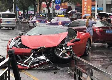 بالفيديو: امرأة صينية تحطم سيارة فيراري بعد ثوانٍ من استئجارها!