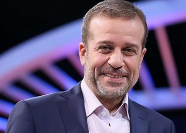 تفاجأ نجوم مسرح مصر بصعود عدد من نجوم الفنّ على خشبة المسرح في نهاية المسرحية.