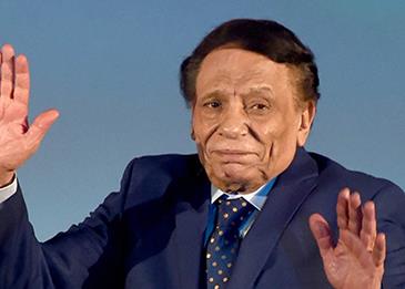 عادل إمام يرد للمرة الأولى على شائعة وفاته