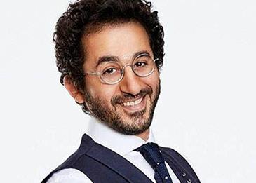 فيديو يوثق لحظة حصول أول فنان عربي على نجمة بممر المشاهير في دبي