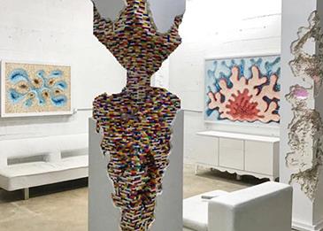 فنان يرسم لوحاته باستخدام الـ Lego... رسوماته تبث الحياة في الجدران