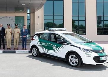 شرطة دبي تضيف سيارة "شيفروليه بولت EV" الكهربائية إلى أسطولها