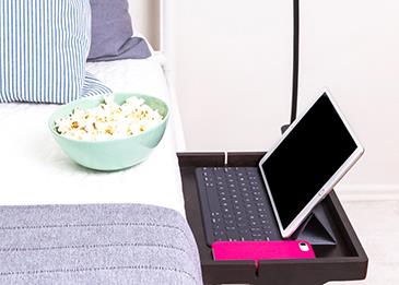 Bedshelfie طاولة تثبّت على السرير لتوفير المساحة