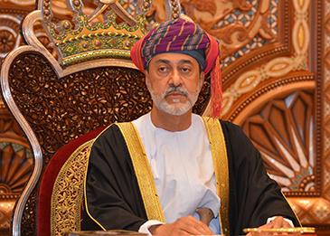 فيديو يوثق رد فعل سلطان عمان أثناء حلف نجله اليمين أمامه