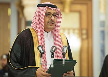 سيارة أمير الباحة تتوقف أثناء مرور موكبه ليشتري الشاي من أحد الباعة