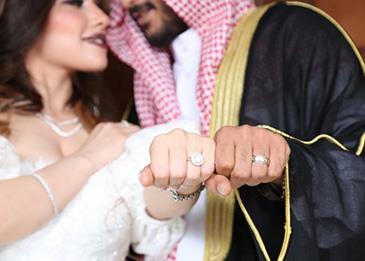اضغط لمشاهدة الفيديو: عريس سعودي يفاجئ والدته بهدية من الذهب