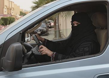 امرأة تدهس رجلاً بسيارتها في السعودية