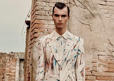 أطلق العنان لخيالك مع تشكيلة Alexander McQueen لموسم ربيع وصيف 2022