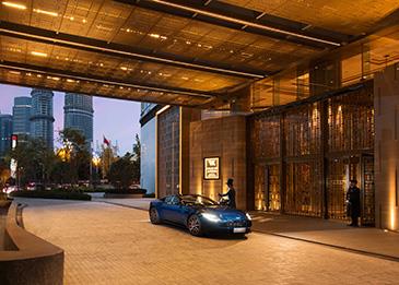 شراكة عالمية جديدة بين Aston Martin وWaldorf Astoria... حيث يلتقي الأداء الرفيع للسيارات الرياضية مع أرقى مستويات الخدمة والأناقة