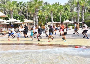 مدينة أكوافنتشر المائية تجمع أكثر من 70 شخصا في لوحة Flash Mob الاستعراضية المميّزة