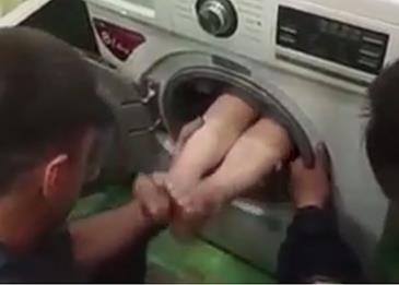شاهد بالفيديو: جليس أطفال حبس طفلاً في الغسالة!