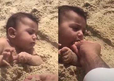 شاهد بالفيديو: أب سعودي يدفن ابنه ويطعمه الرمال!