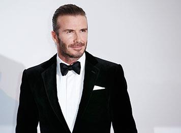 بيكهام يتسلم وسام الفارس من ملك بريطانيا