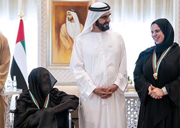 محمد بن راشد يكرم المعلمة التي كان يبحث عنها بعد انتشار فيديو استقبالها الفريد للطلبة