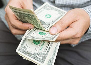 نادلة تحصل على بقشيش قيمته 2020 دولارًا بمناسبة العام الجديد