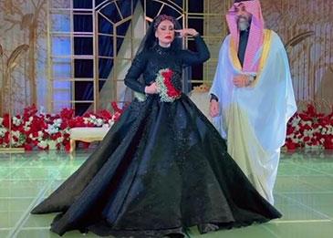 الفنانة السعودية شمس الاسطورة تعود لطليقها بفستان زفاف أسود