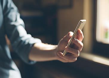 اصابة امرأة بالعمى 18 شهرا بسبب الهاتف المحمول