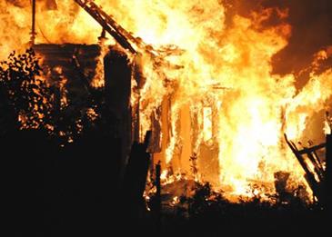 شاب يحرق منزل والده ويحاول الانتحار في الإمارات