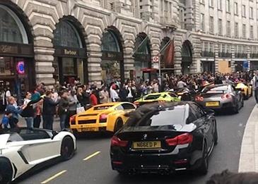 شاهد بالفيديو: حشود وسط لندن تتجمع لمشاهدة سيارات العرب الفارهة!