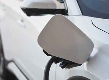 متوسط عمر السيارات الكهربائية مقابل سيارات البنزين