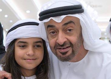 انتشار صورة طالب اماراتي مع الشيخ محمد بن زايد... ما قصة شعره الطويل؟