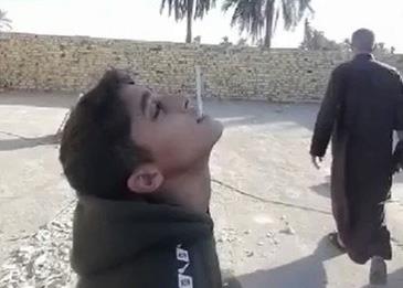 أب يطلق رصاصة نحو سيجارة في فم طفله‎