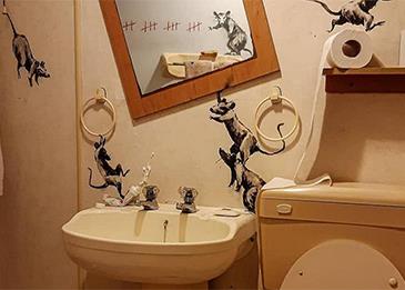 بانكسي يرسم أجدد أعماله داخل حمام منزله بسبب كورونا