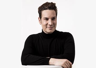 كاميرون سيلفر يعرض كنوز مقتنياته من الملابس الرجالية للبيع !