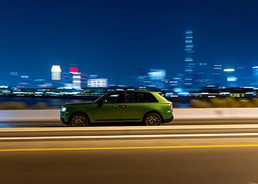 رولز-رويس بلاك بادج كالينان تظهر في دبي بلون أخضر فريد