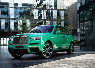 رولز-رويس كالينان تصل إلى دبي بلون أخضر فريد وجريء