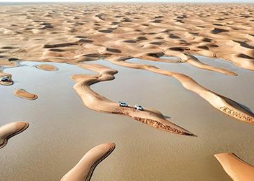 صحراء السعودية مغمورة بالمياه بعد هطول أمطار غزيرة