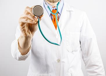 شاب يمارس الطب في 16 مستشفى وهو لم يكمل دراسته الابتدائية