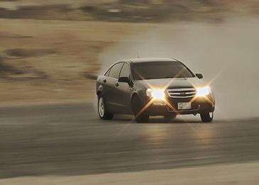 بالفيديو: مفحط يُقذف من سيارته أثناء انقلابها في شارع بالإمارات!