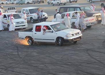 شاهد بالفيديو: مضاربة جماعية ودهس متعمد في الدوادمي!