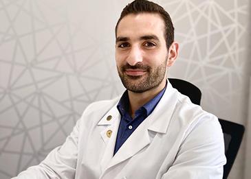 جراح تجميل يقدّم 400 عملية تجميل مجانية لضحايا انفجار مرفأ بيروت