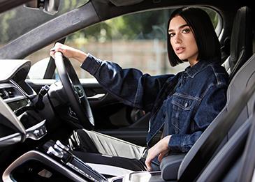 "جاكوار" والنجمة دوا ليبا في تعاون غير مسبوق يجمع بين الموسيقى والتكنولوجيا