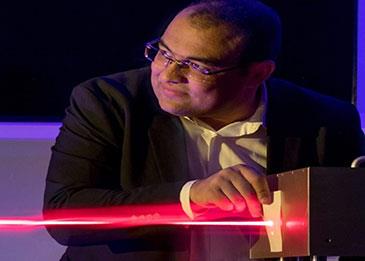 عالم مصري يساهم باكتشاف الأتوثانية التي تزيد سرعة الكمبيوتر والموبايل