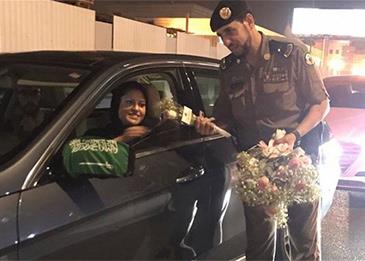 بالفيديو: الشرطة السعودية تُقدّم الورود للسائقات