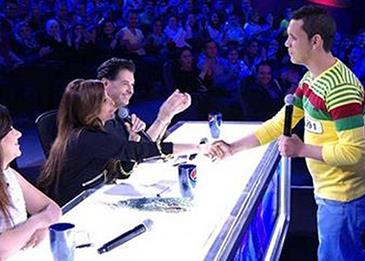 اضغط لمشاهدة الفيديو: متسابق يطلب الزواج من إليسا على مسرح ذا إكس فاكتور!