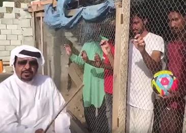 اضغط لمشاهدة الفيديو: إماراتي سجن مجموعة عمال داخل "قن دجاج"!