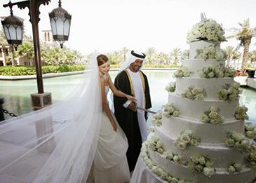 اضغط لمشاهدة الفيديو: حفل زفاف أم مزاد علني؟! .. لن تصدق ما حصل عليه هذا العريس كـ"نقوط"!