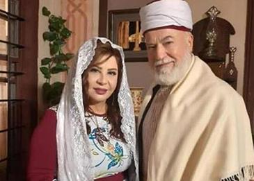 ضجة على مواقع التواصل بعد انتشار فيديو طلب الشيخ عبد العليم يد أم بشير للزواج في باب الحارة